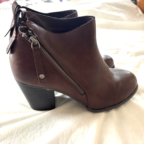 Torrid Side Zip heeled Brown Booties plus size SZ 8 W Worn 1X Indoors Like New - Picture 2 of 11